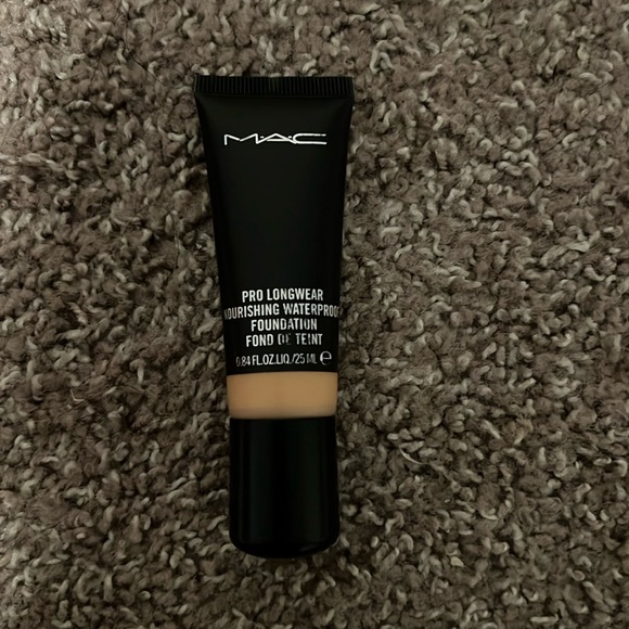 Pro longwear nourishment waterproof foundation NC42 - Picture 1 of 2